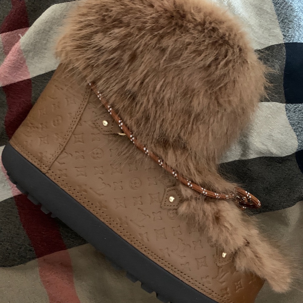 Louis Vuitton off pistal boosts